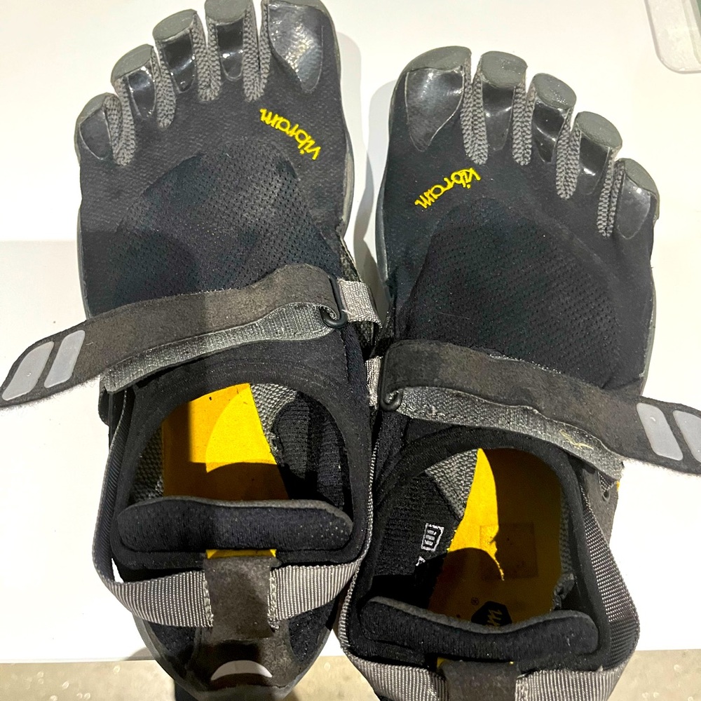 Vibram fivefingers Sigma shoes size 8 gently used